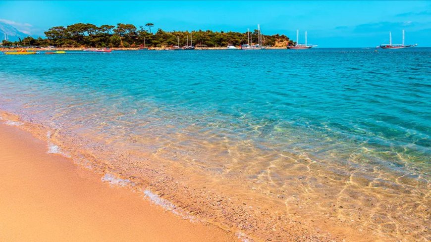 Akdeniz’in Parlayan Yıldızı! Ayışığı Plajı’nda Deniz, Kum ve Adrenalin